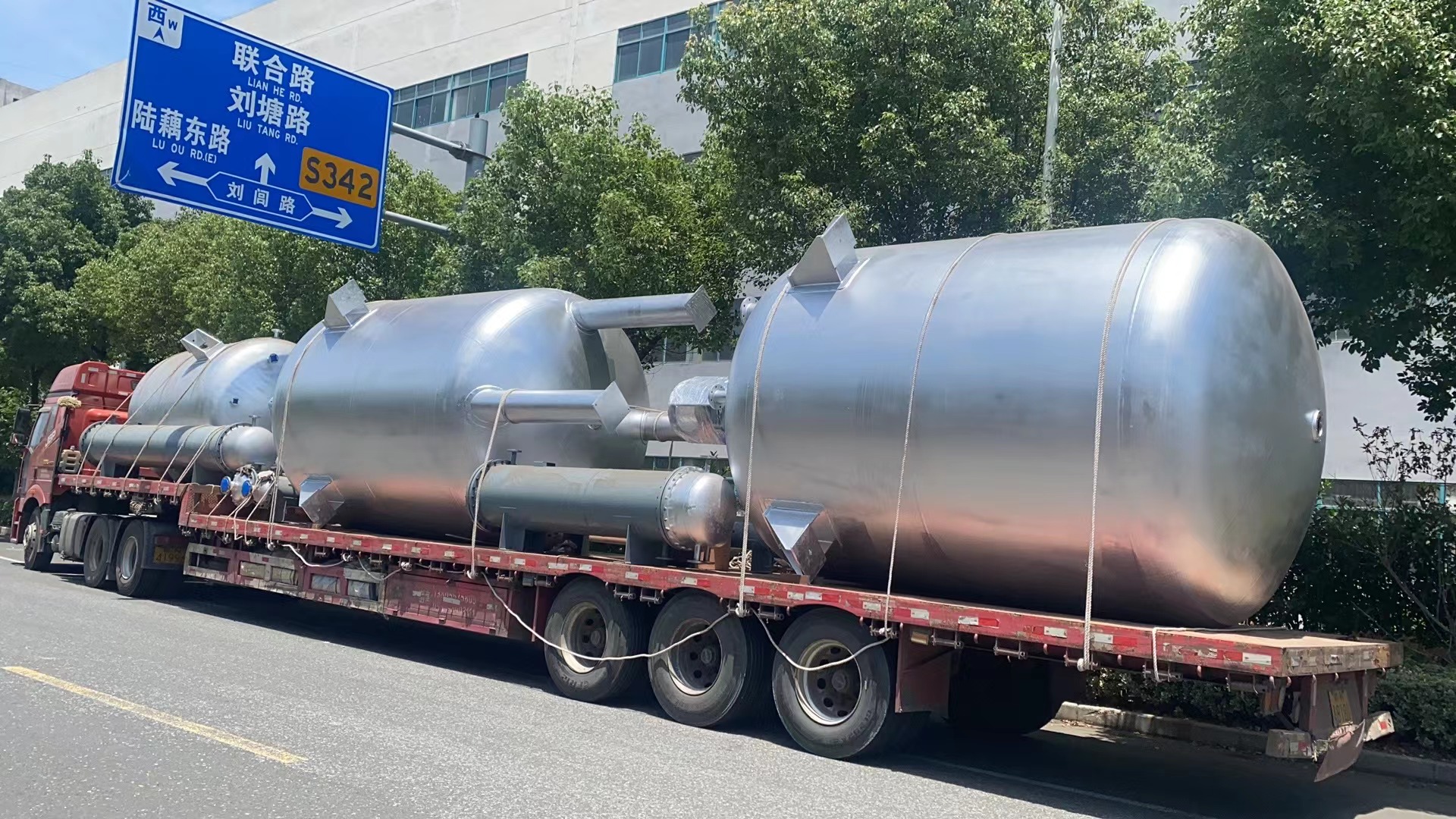 三臺不銹鋼反應釜，六臺列管冷凝器發往江西